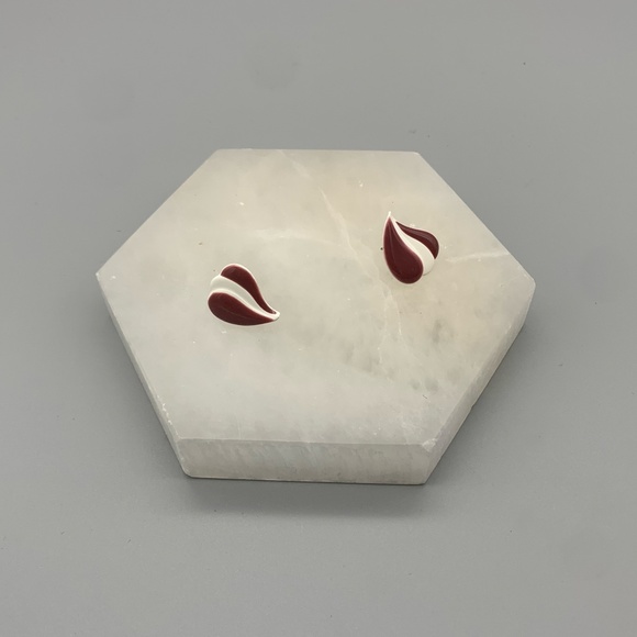 Vintage Ceramic Mauve and White Heart Earring. Good Condition. - Picture 2 of 3